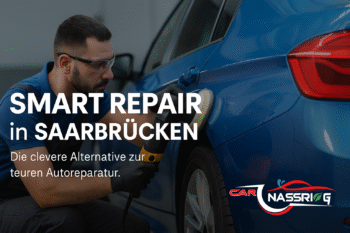 Techniker führt Smart-Repair-Arbeiten an einem blauen Auto durch – Kratzer werden professionell entfernt.